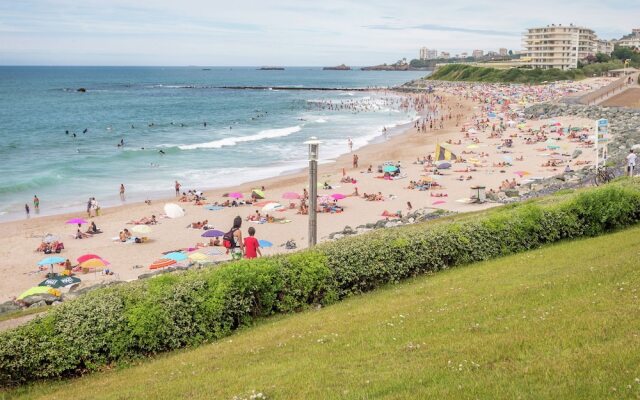 Beautiful villa with terrace in the surfing town of Biarritz