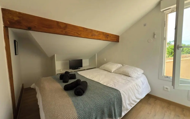 Coastal Comfort - Large Home Near Sea