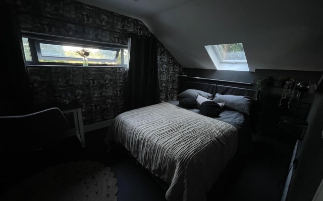 Artsy Retreat - Sleeps 8, Free Parking & Balcony — фото 5