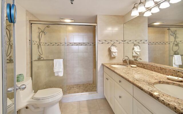 Trillium 2C Beach Front Condo With Private Balcony/pool!