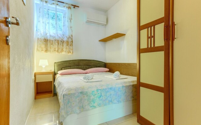 2-bdr apt With Shared Garden, 3 min Walk to Beach