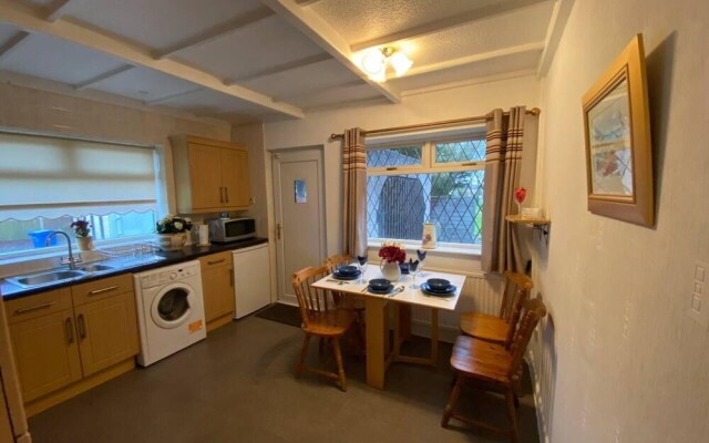 Quiet Secluded two Bedroom Bungalow With Parking