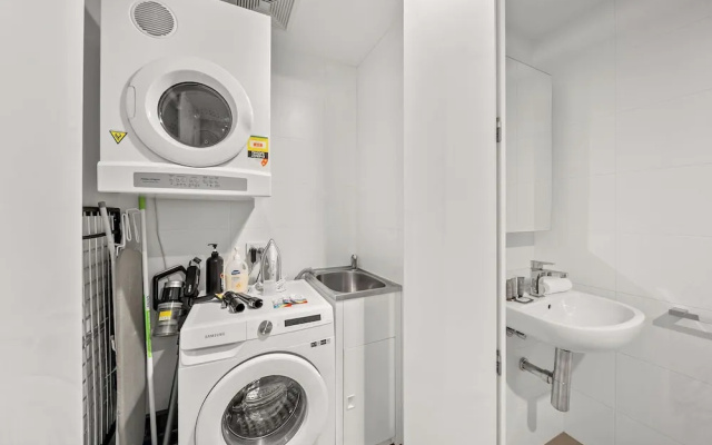 Tranquil 1-bed Apartment in Kingston Foreshore – Bathroom – Kingston