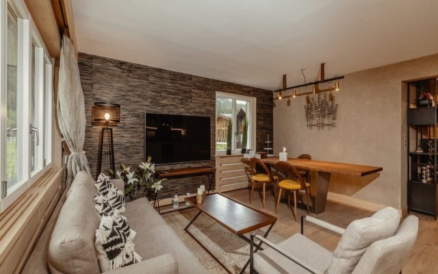 Lush Apartment With Terrace Views – Guest Rooms – Gstaad