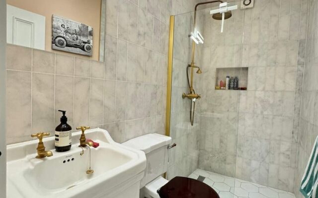 Homely Flat W/terrace, 3 Mins to Battersea Park