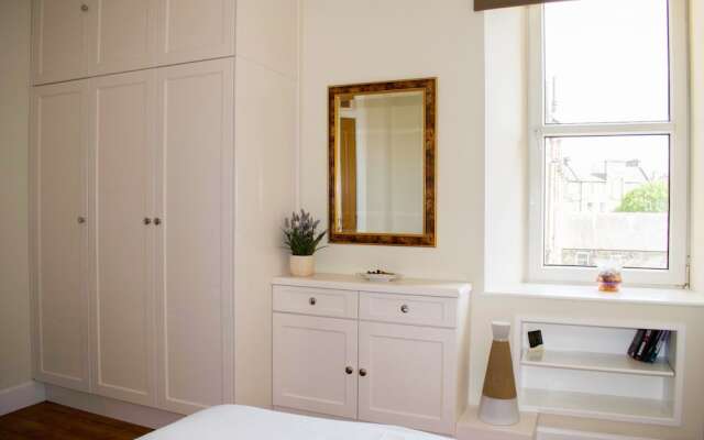 Bright and Spacious Home by Leith Walk