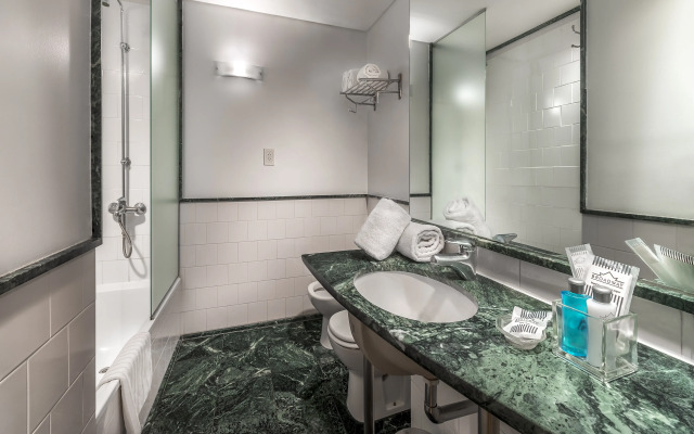 Broadway Hotel & Suites