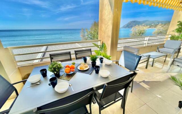Magnificent 82m With Terrace And In Front Of Sea