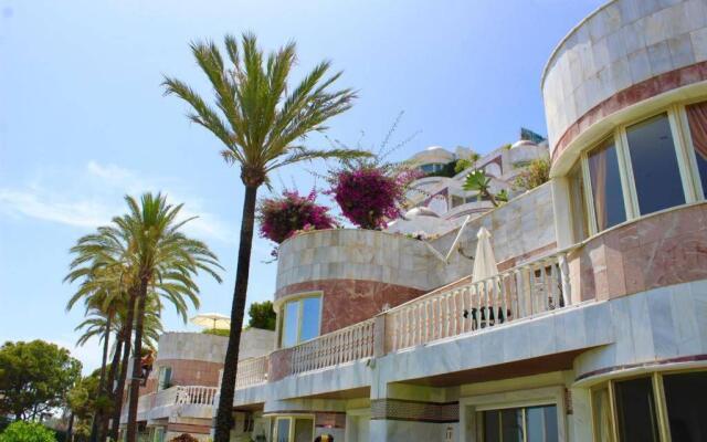 Frontline sea in the center of Puerto Banus.2bedrooms -Garden