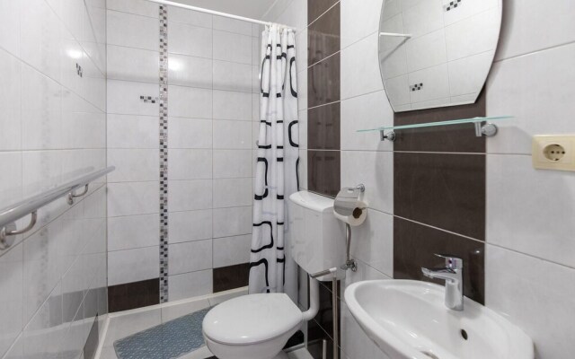 Nice Apartment in Ploce With Wifi and 5 Bedrooms