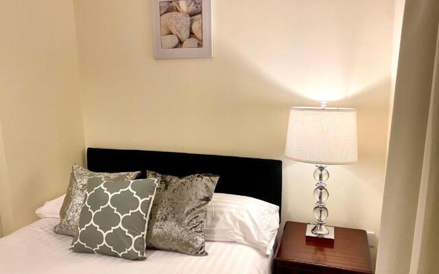 Superior Two-Bed Apartment with Free Parking, CV1 Coventry