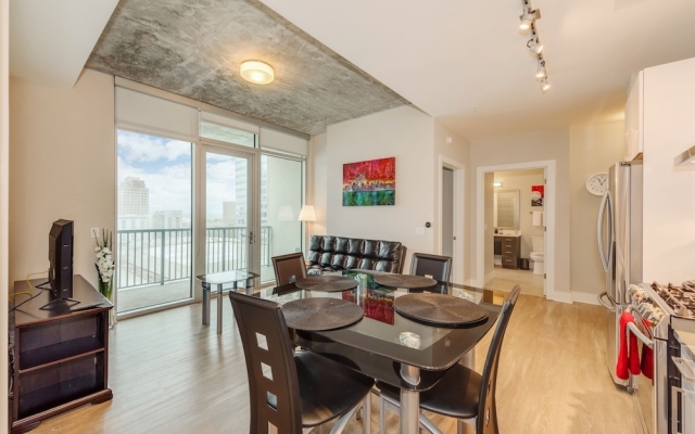 Spacious 2br Apt near Convention Center
