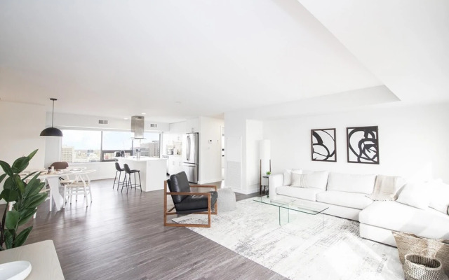 Spectacular 2bedroom and 2bath Penthouse With Parking