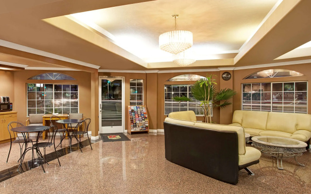 Super 8 by Wyndham Los Angeles Downtown