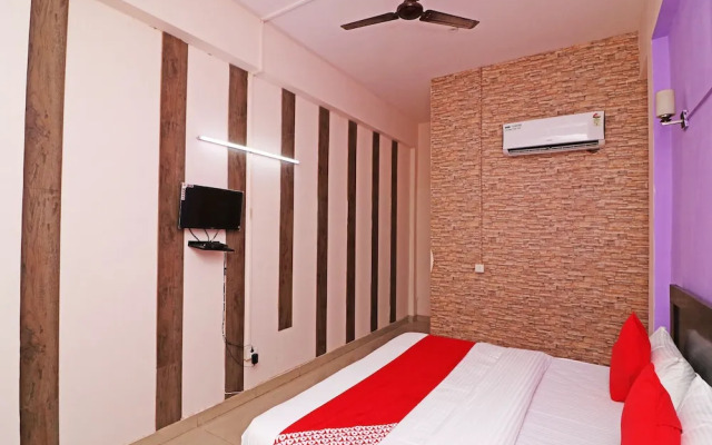 Glorious Stayz 53 Deluxe by OYO Rooms