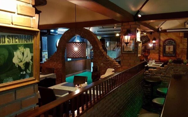 Big Boys' Bed & Burger