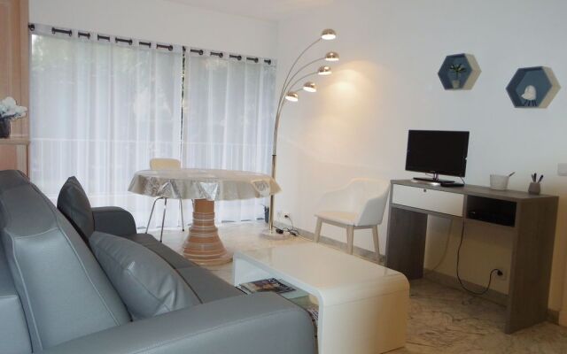 Welcome To Cannes - Rue de Russie