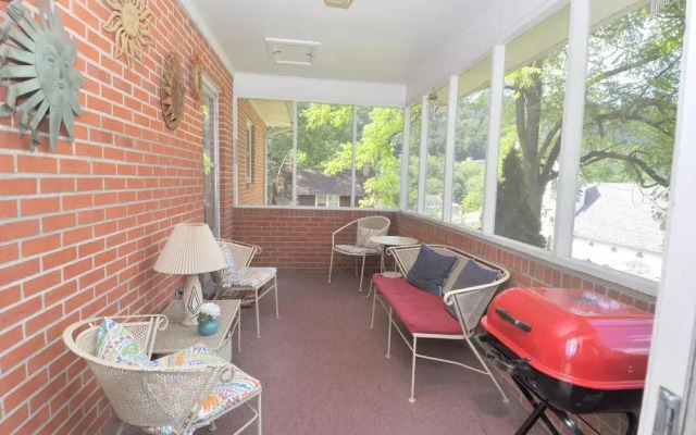 Castle View - A Rancher With a View!