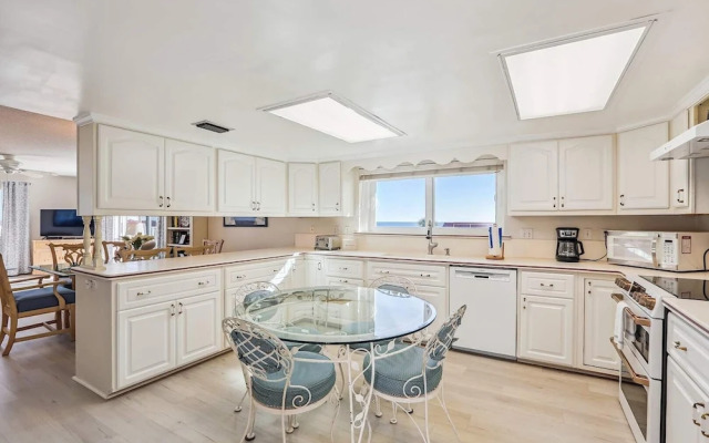 Oceanfront 3BR Condo: Gated, Breathtaking View