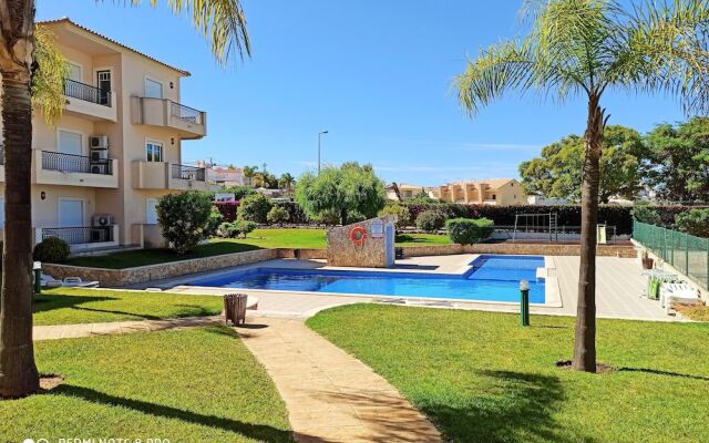 Apartment With One Bedroom In Olhos De Agua, With Shared Pool, Furnished Terrace And Wifi