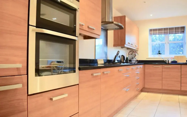 3 Bedroom Home In The Heart Of Wimbledon