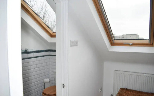 Stylish and Spacious 4 Bedroom Queen's Park House