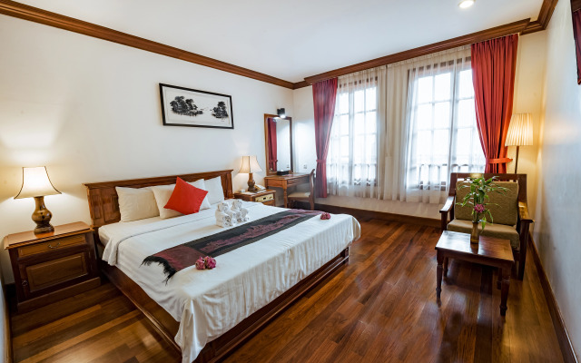 The Suite By Royal Crown Hotel