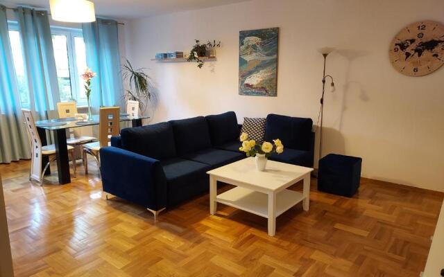 APART- salon z aneksem kuchenym, 2 sypialnie, łazienka