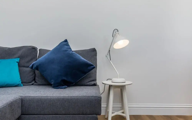 Hazelgrove Apartment | By Huluki Sussex Stays