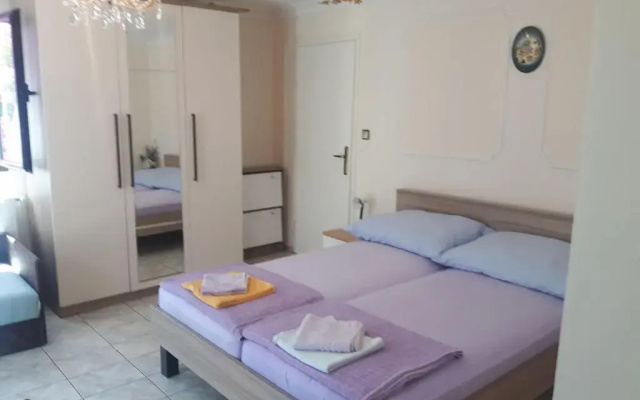Apts and rooms Makaj - 80m from beach