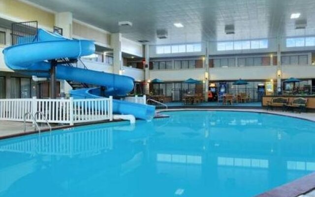 海斯大使酒店及会议中心(Hays Ambassador Hotel & Conference Center)