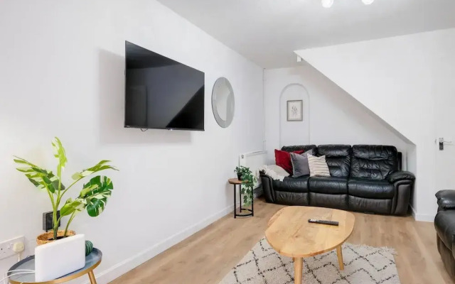 Spacious 4-Bedroom 2-Bath Home in Bywood