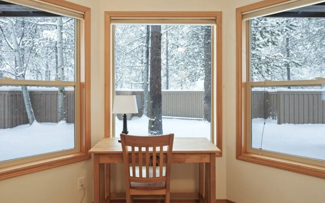 9 Hoodoo Home with XBOX 360 and Private Hot Tub by RedAwning