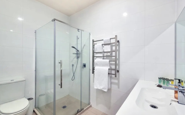 Spacious 2BR Near Westfield Newmarket
