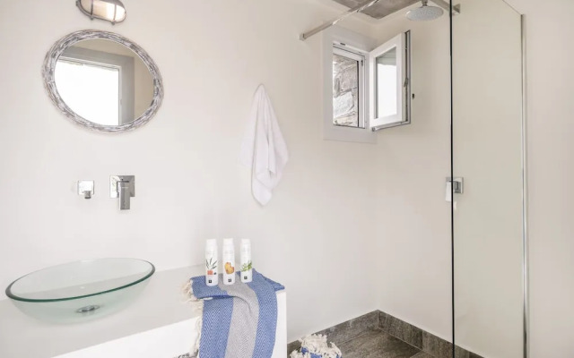 Luxury Villa With Pool And Sea View..!