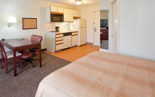 Hawthorn Suites by Wyndham Chicago Schaumburg