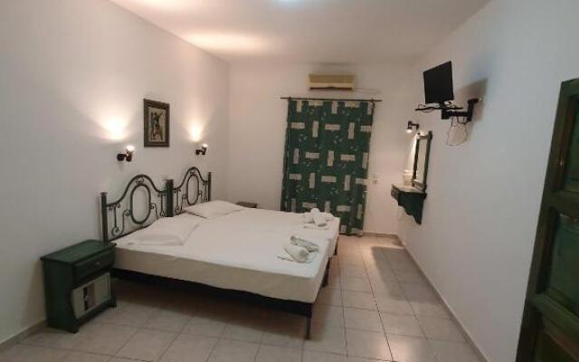 Pavlos Maria Studios Double blue room w 2 beds