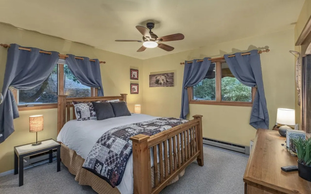 Bear Paw 2 Bedroom Home by NW Comfy Cabins by RedAwning