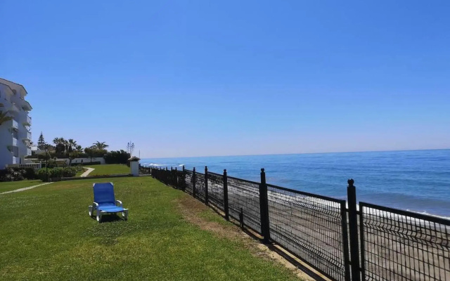 Amazing 3bedroom flat with seafront views & pool by SharingCo