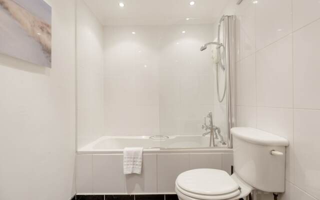 Elegant ground-floor 3BR New Town Apt w/ Garden