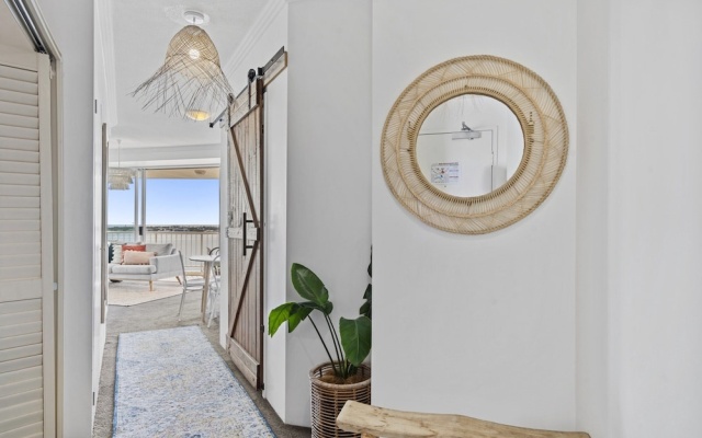 Bright 2 Bed Apartment With Ocean Views