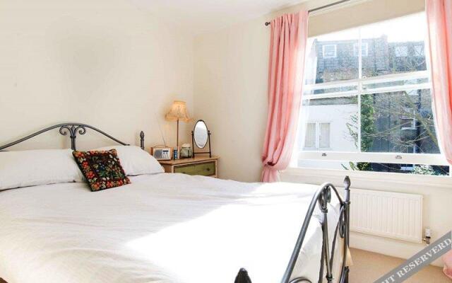 Veeve  Light And Open 2 Bed House Moore Park Road Fulham