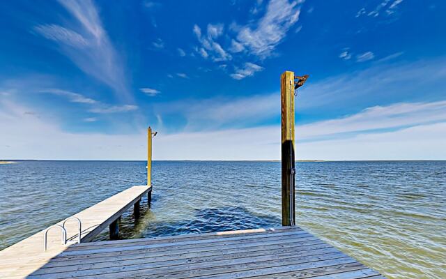 Luxe Waterfront - 3 Br Home