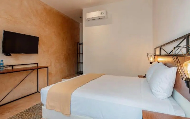 Hotel H.O.