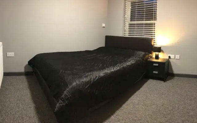 Room in House - Private En-suite Room In Town, Close To Hospital