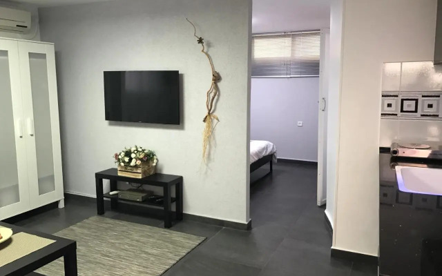 Cozy modern apartment near the sea in city center