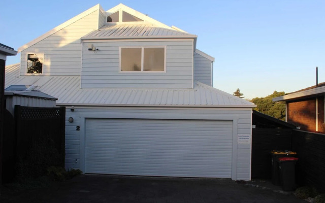 3 Bedroom Home with Harbour Views