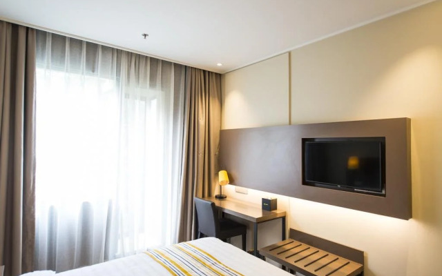 Home Inn Plus Shanghai Chifeng Road Metro Station