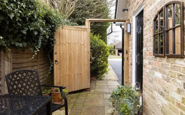 Stunning Private En-suite Studio in Cobham