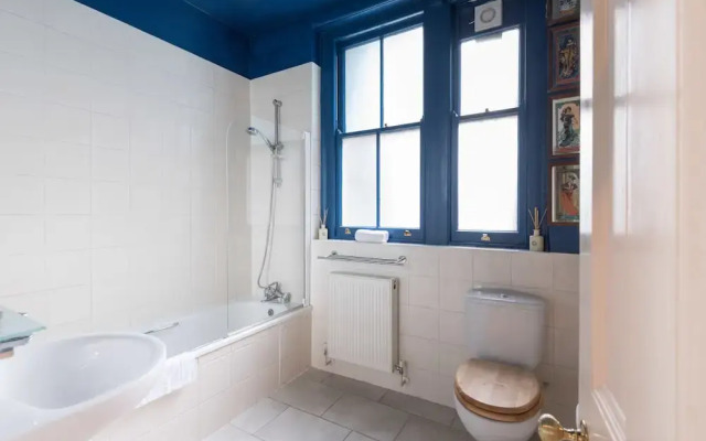 Remarkable Richmond Home By The Tube Station